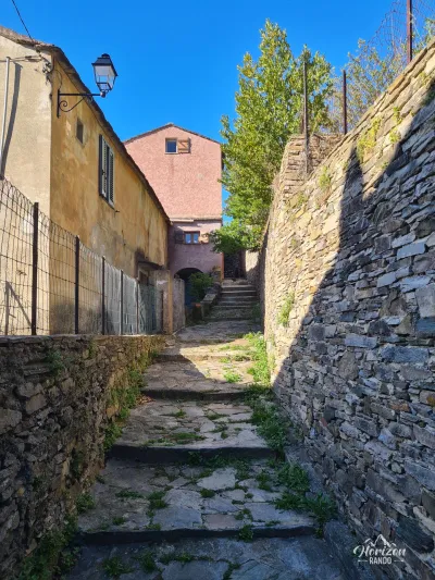 Traversée du village de Pozzo Traversée du village de Pozzo