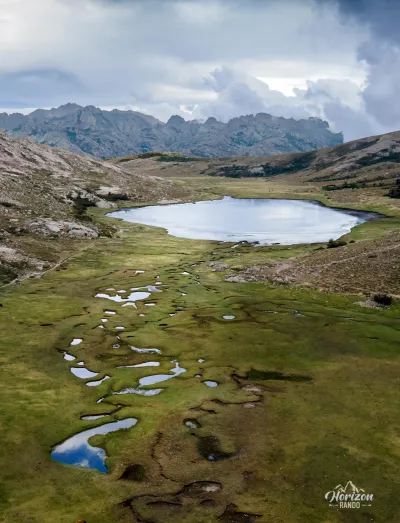 Lac de Nino (vue drone) Lac de Nino (vue drone)