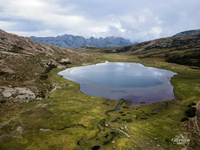 Lac de Nino (vue drone) Lac de Nino (vue drone)