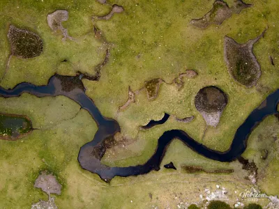 Pozzines du lac de Nino (vue drone) Pozzines du lac de Nino (vue drone)