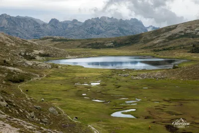 Lac de Nino et ses nombreuses pozzines depuis Bocca a Stazzona Lac de Nino depuis Bocca a Stazzona