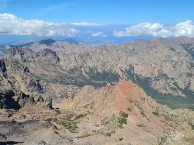 Vue à l'ouest depuis le sommet du Cinto, Calvi au loin Vue à l'ouest, Calvi au loin