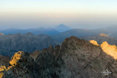 Ombre du Monte Rotondo au lever de soleil Ombre du Monte Rotondo au lever de soleil