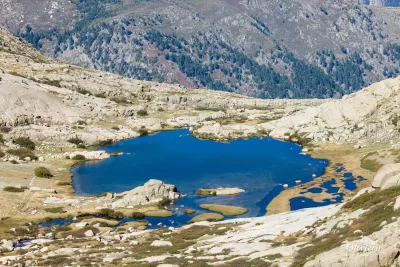 Lac de l'Oriente depuis le sentier vers le Monte Rotondo Lac de l'Oriente depuis le sentier vers le Monte Rotondo