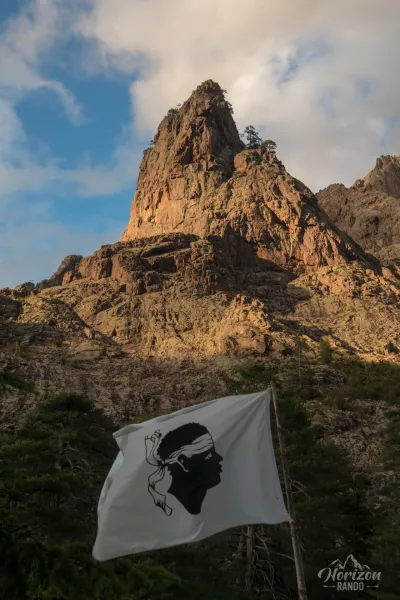 Le drapeau corse flotte sur la terrasse du refuge de Carrozzu Le drapeau corse flotte sur la terrasse du refuge de Carrozzu