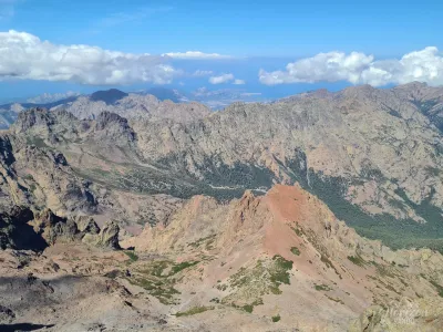 Vue à l'ouest depuis le sommet du Cinto, Calvi au loin Vue à l'ouest depuis le sommet du Cinto, Calvi au loin