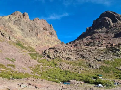 Vue depuis le refuge de Ciottulu di i Mori, Capu Tafunato sur la gauche Vue depuis le refuge de Ciottulu di i Mori, Capu Tafunato sur la gauche