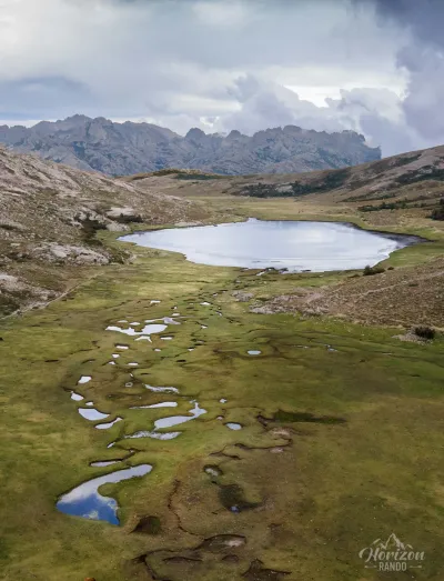 Lac de Nino et ses nombreuses pozzines (vue drone) Lac de Nino et ses nombreuses pozzines (vue drone)