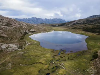 Lac de Nino (vue drone) Lac de Nino (vue drone)