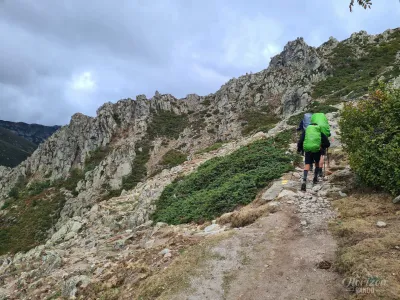 Courte ascension vers les crêtes