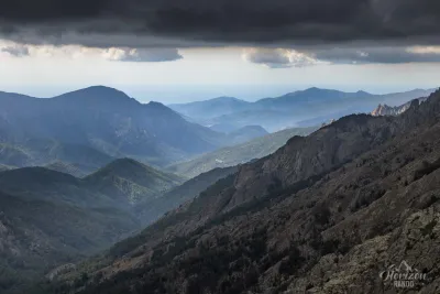 Vue à l'est sous un ciel très menaçant
