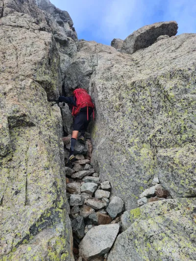 Quelques pas d'escalade à l'arrivée au sommet Quelques pas d'escalade à l'arrivée au sommet