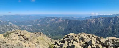 Panorama à l'est depuis le Monte d'Oro, la méditerranée en toile de fond Panorama à l'est depuis le Monte d'Oro