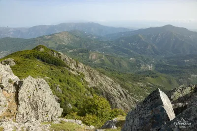 Vue à l'Est depuis le sommet Vue à l'Est depuis le sommet