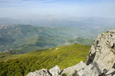 Les sommets Corse dans la brume Les sommets Corse dans la brume