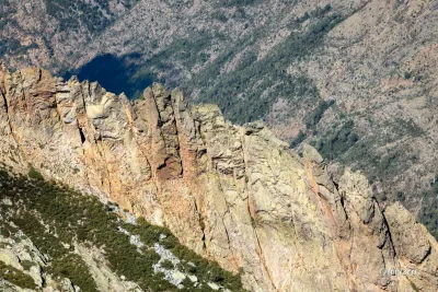 Barre rocheuse colorée, typique de la région Barre rocheuse colorée, typique de la région
