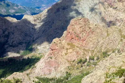 Les roches se parent ici de magnifiques couleurs Les roches prennent ici de magnifiques couleurs