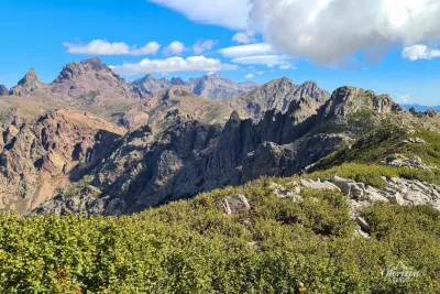 Sentier à travers le maquis, la Paglia Orba sur la gauche Sentier à travers le maquis, la Paglia Orba sur la gauche