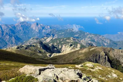 Vue à l'ouest sur le golfe de Porto. Capu d'Orto et Capu di u Vitullu sur la gauche Vue à l'ouest sur le golfe de Porto. Capu d'Orto et Capu di u Vitullu sur la gauche