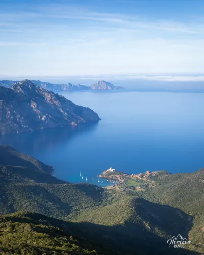 Golfe de Girolata et Capo Rosso en dernier plan Golfe de Girolata et Capo Rosso en dernier plan