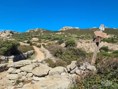 Sentier vers les ruines d'Occi Ruines d'Occi – photo 6