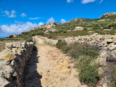 Sentier très bien entretenu Ruines d'Occi – photo 8