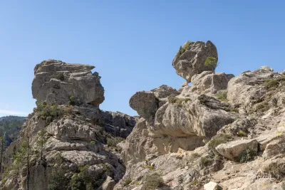 Rochers aux formes étonnantes, le rocher sentinelle sur la droite Rochers aux formes étonnantes