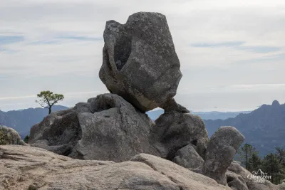 Le rocher sentinelle, bloc de granite en équilibre Rocher en équilibre