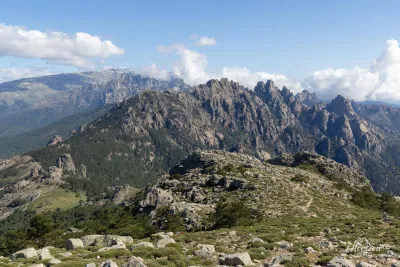 Vue au Nord jusqu'aux aiguilles de Bavella et le monte Incudine Vue au Nord jusqu'aux aiguilles de Bavella et le monte Incudine