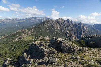 Vue au Nord jusqu'aux aiguilles de Bavella et le monte Incudine Vue au Nord jusqu'aux aiguilles de Bavella et le monte Incudine