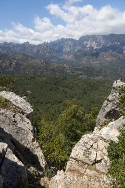 Vue à l'ouest depuis le sommet du Santu Vue à l'ouest depuis le sommet du Santu