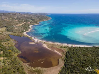 Plage et étang de Piantarella (vue drone) Plage et étang de Piantarella (vue drone)