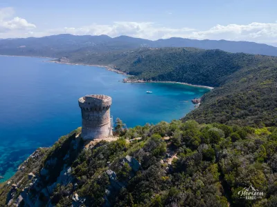Tour génoise de Capo di Muro et golfe d'Ajaccio (vue drone)