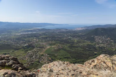 Plaine et golfe d'Ajaccio depuis le mont Gozzi Plaine et golfe d'Ajaccio depuis le mont Gozzi