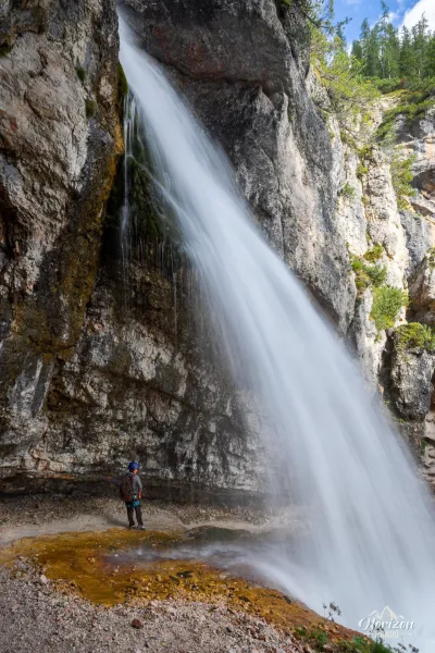 Randonneur en via ferrata derrière la cascade de Fanes, Dolomites