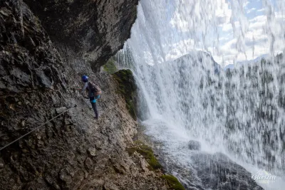 Passage en via ferrata derrière la cascade de Sbarco de Fanes, Dolomites