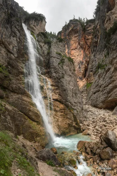 Canyon coloré aux parois ocre et cascade de Fanes, Dolomites