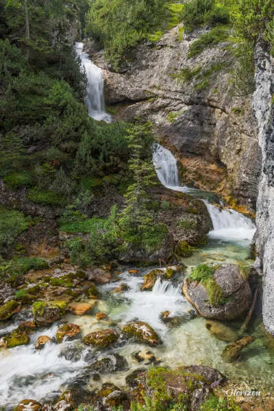 Cascade sur le torrent de Fanes en remontant le canyon, Dolomites