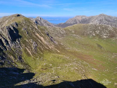Beinn Tarsuinn sur la gauche Beinn Tarsuinn sur la gauche