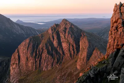 Le sommet de Cir Mhor au lever de soleil Le sommet de Cir Mhor au lever de soleil