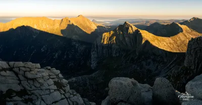 Panorama au coucher de soleil, sommets de Cir Mhor et Goatfell Panorama au coucher de soleil, sommets de Cir Mhor et Goatfell