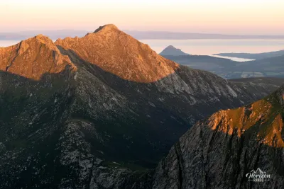 Goatfell, le sommet de l'ile d'Arran, au coucher de soleil Goatfell, le sommet de l'ile d'Arran, au coucher de soleil