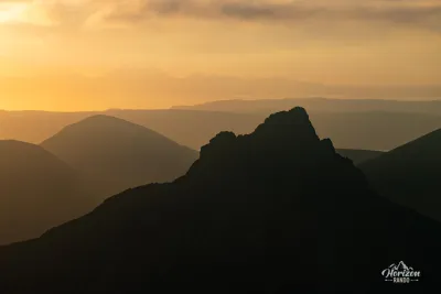 Les silhouettes de Cir Mhor et des sommets de l'ile de Jura en arrière plan Les ombres de Cir Mhor et des sommets de l'ile de Jura en arrière plan