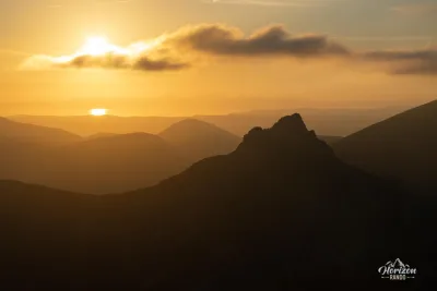 La silhouette de Cir Mhor au coucher de soleil La silhouette de Cir Mhor au coucher de soleil