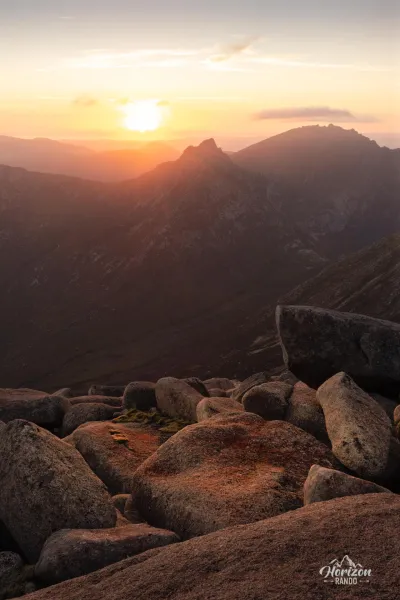 Vue à l'ouest au coucher de soleil, depuis Goatfell Vue à l'ouest au coucher de soleil, depuis Goatfell