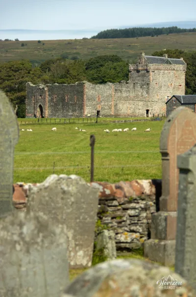 Château de Skipness depuis la chapelle Château de Skipness depuis la chapelle