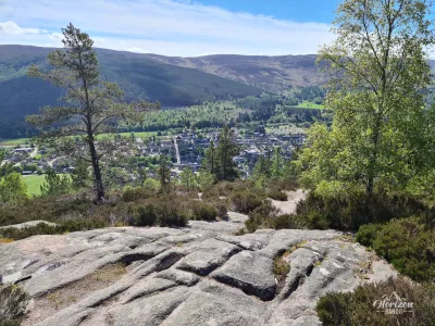 Premières vues dégagées sur la région et notamment le village de Ballater Premières vues dégagées sur la région et notamment le village de Ballater