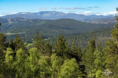 Vue au sud du parc national des Cairngorms et le sommet de Lochnagar Vue au sud du parc national des Cairngorms et le sommet de Lochnagar