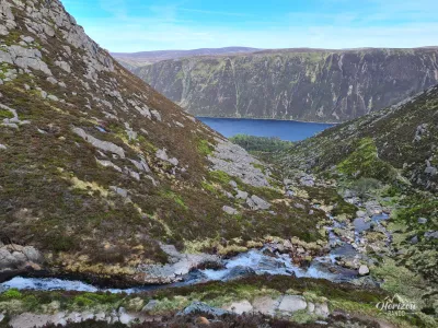 Le ruisseau Glas Allt plongeant dans le Loch Muick Le ruisseau Glas Allt plongeant dans le Loch Muick