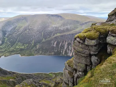 Loch Eanaich depuis le sommet de Sgor Gaoith Loch Eanaich depuis le sommet de Sgor Gaoith